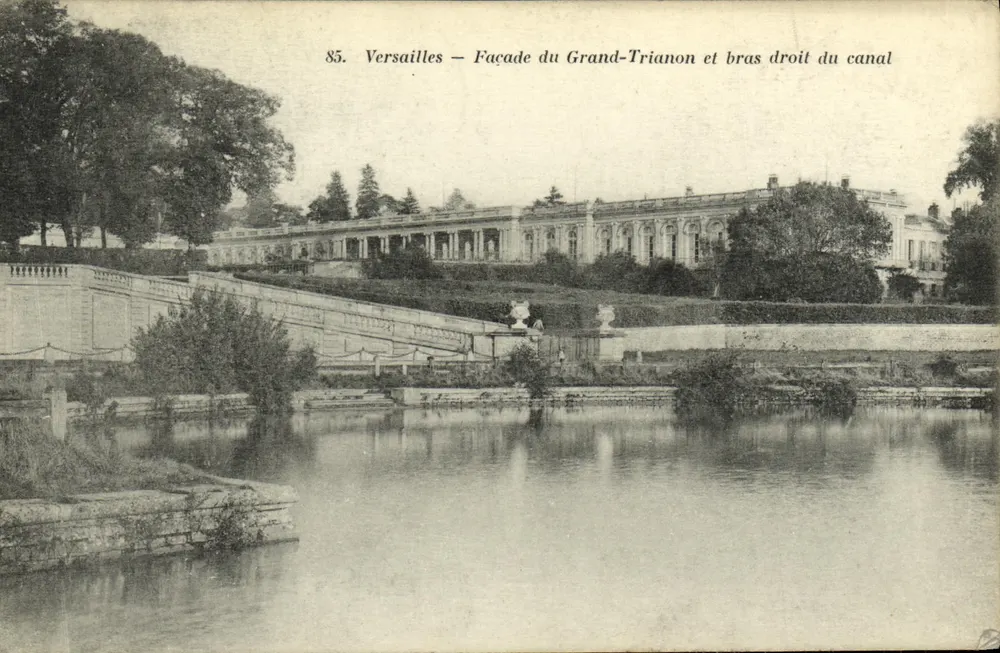 Versailles — Fassade des Grand Trianon und rechter Arm des Kanals — Héliotypie A. Bourdier, n°85 - Vorderseite