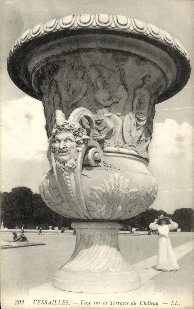 Versailles — Vaso na Terrasse do Castelo — LL. n° 392 - Frente