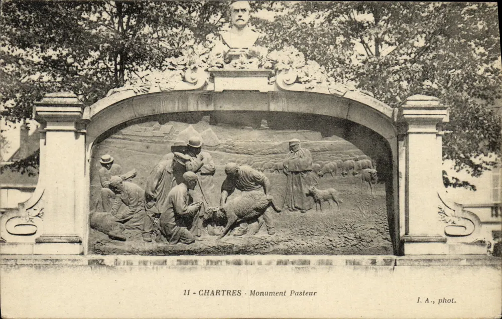 Chartres - Monumento Pasteur — escultura de pastores e ovelhas — I. A., fot. - Frente