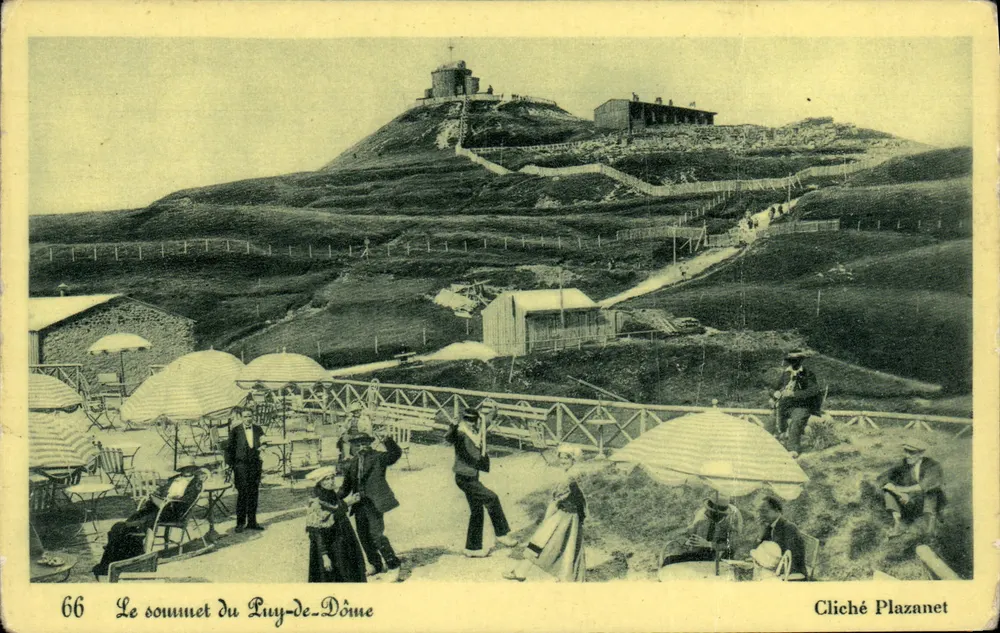Der Gipfel des Luy-de-Dôme — Panoramablick mit Besuchern und Terrasse — Cliché Plazanet, n°66 - Vorderseite
