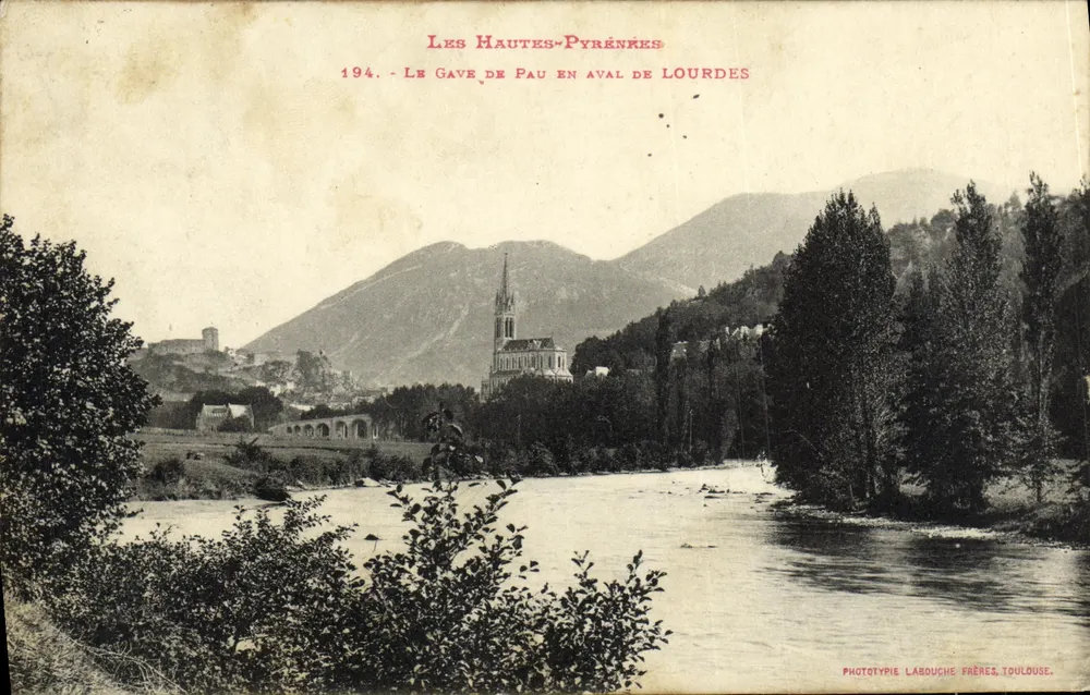 Der Gave de Pau unterhalb von Lourdes — Les Hautes-Pyrénées — Phototypie Larouche Frères, Toulouse - Vorderseite