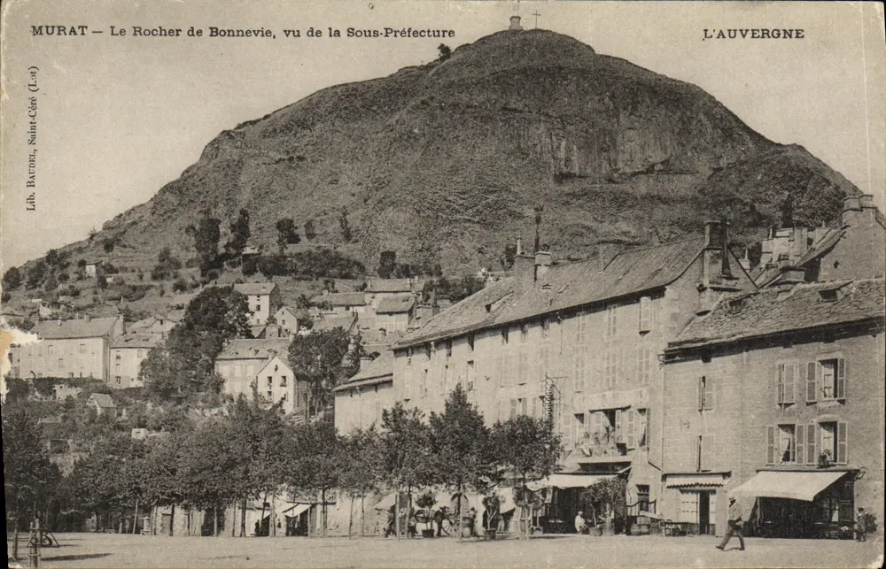 Murat — Der Rocher de Bonnevie vom Sous-Préfektur aus gesehen — Lib. Baudrel, Saint-Céré (L.-O.) - Vorderseite