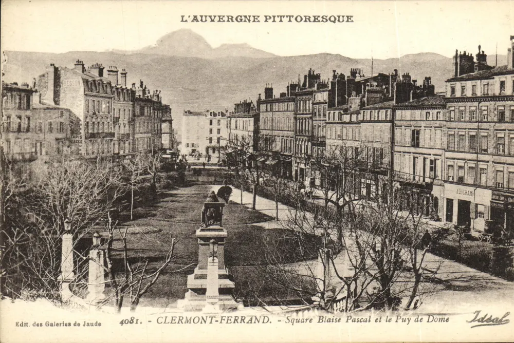 Clermont-Ferrand — Square Blaise Pascal e o Puy de Dôme — Éditeur des Galeries de Jaude, n° 4081 - Frente