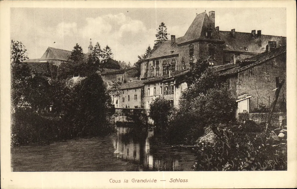 Cous la Grandville — Schloss — visão do castelo e do curso d'água - Frente