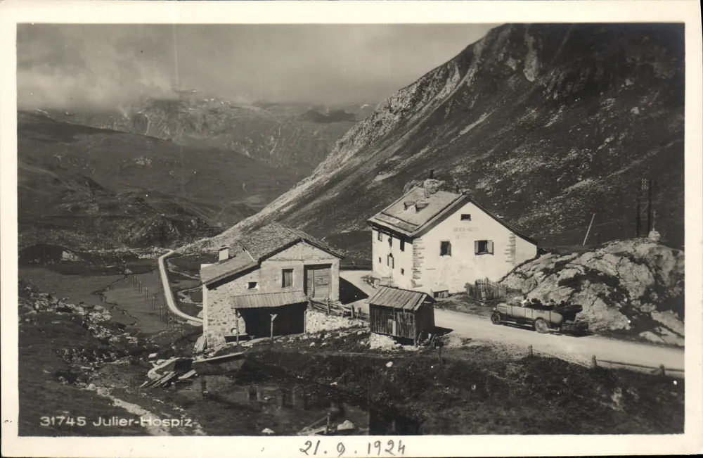 Julier-Hospiz — vista do colo com edifícios e veículo — Wehrli Verlag, Kilchberg Z.ch. - Frente