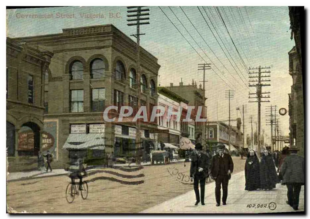 Government Street, Victoria, B.C. — vista urbana con peatones y ciclista — Valentine & Sons, Ltd. - Anverso