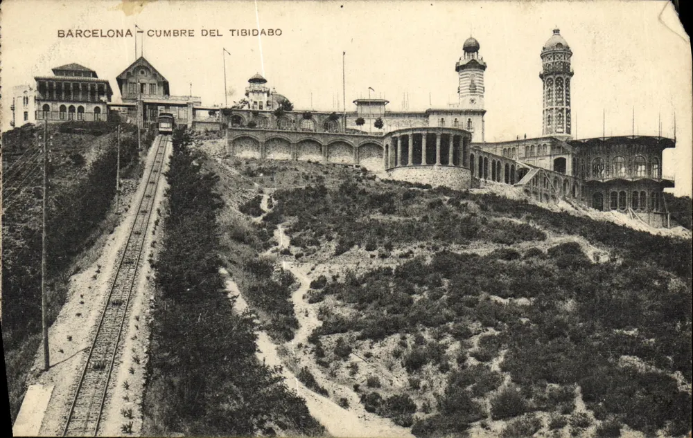 Barcelona - Top van het Tibidabo — uitzicht op de funiculaar en het park - Voorkant