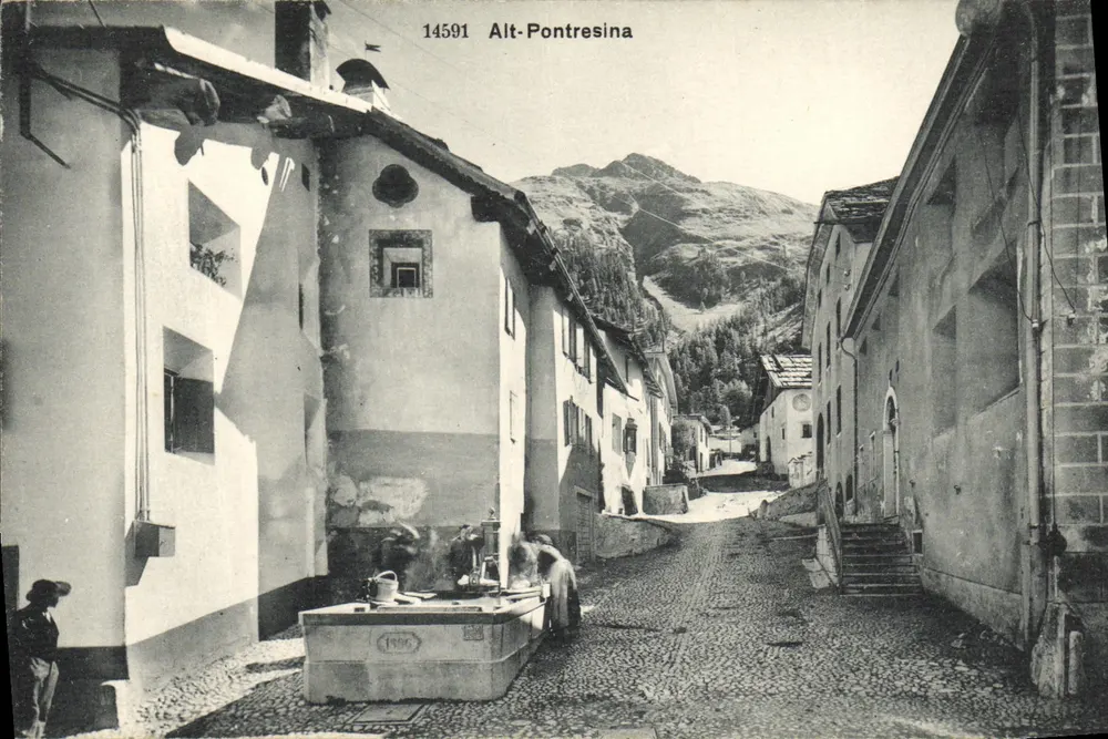 Alt-Pontresina — rua pavimentada com lavatório e montanha em segundo plano — editor Wehrli A.-G., Kilchberg-Zürich, n° de série 14591 - Frente