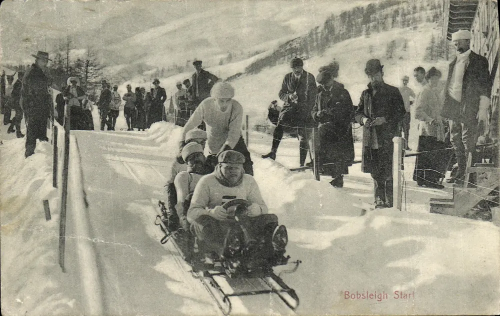 Bobsleigh Start — course de bobsleigh enneigée — Éditeur : Engadin Press Co., No. 551 - Frente
