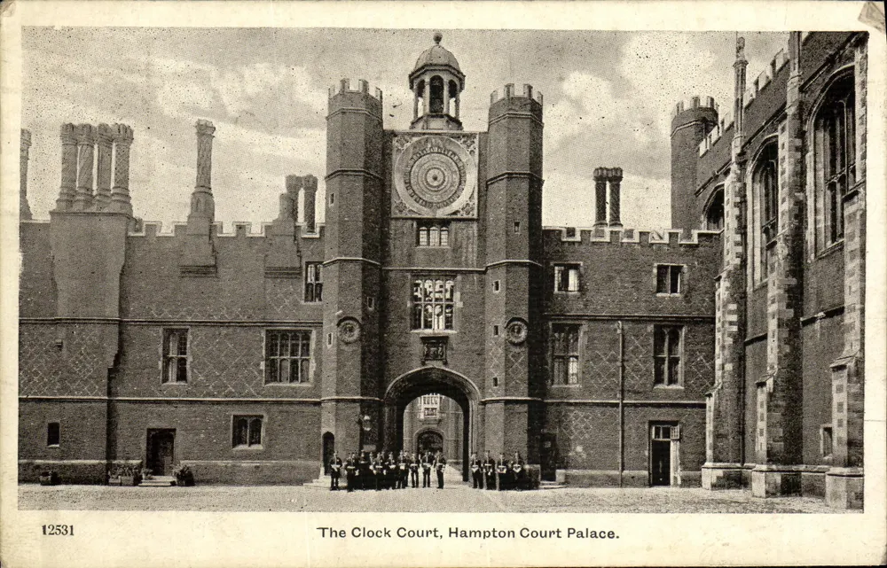 Der Uhrenhof, Hampton Court Palace — Verlag G.P. & Co. Ltd., Nr. 12531 - Vorderseite