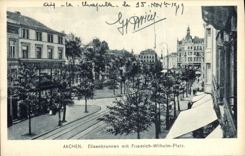 AACHEN. Elisenbrunnen mit Friedrich-Wilhelm-Platz — Ansicht der Plaza mit Brunnen und Straßenbahnen — Verlag nicht sichtbar - Vorderseite
