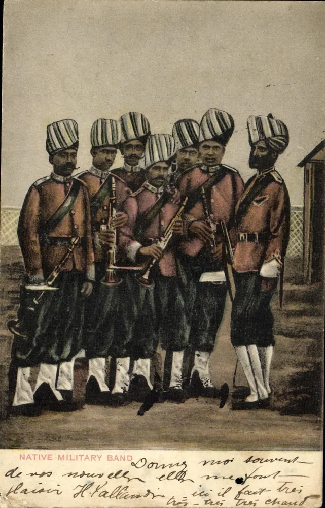 Native Military Band — groupe de musiciens en uniforme — éditeur non visible - Frente