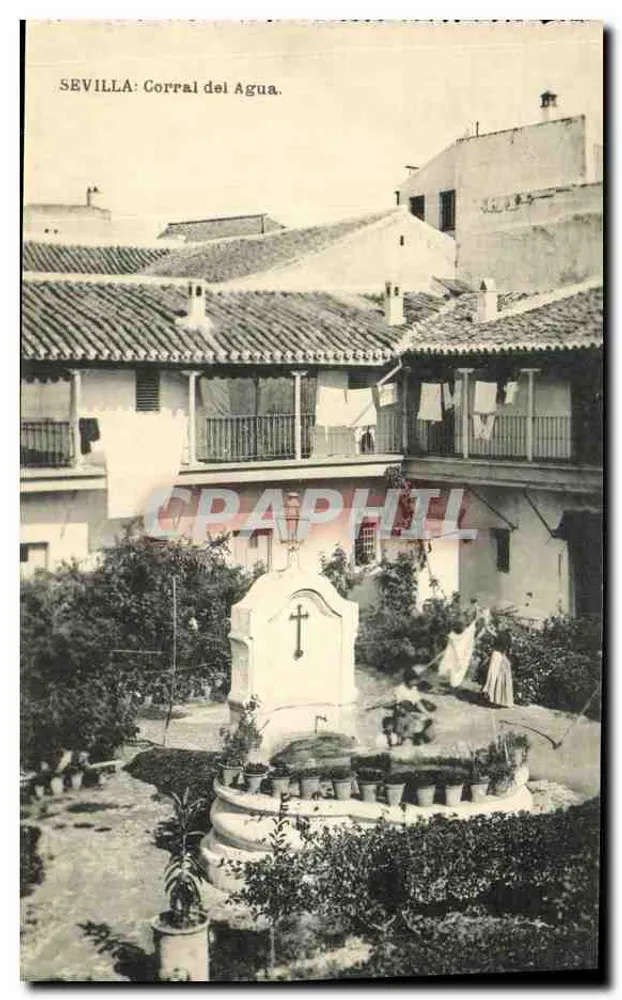 Sevilha: Corral del Agua — vista do pátio com fonte e edifícios - Frente