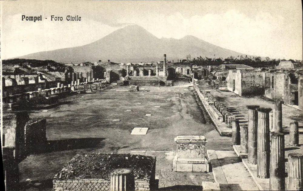 Pompei - Foro Civil — visão das ruínas com o monte Vesúvio em segundo plano — Edit. Domenico Trampetti, n° 15108 - Frente
