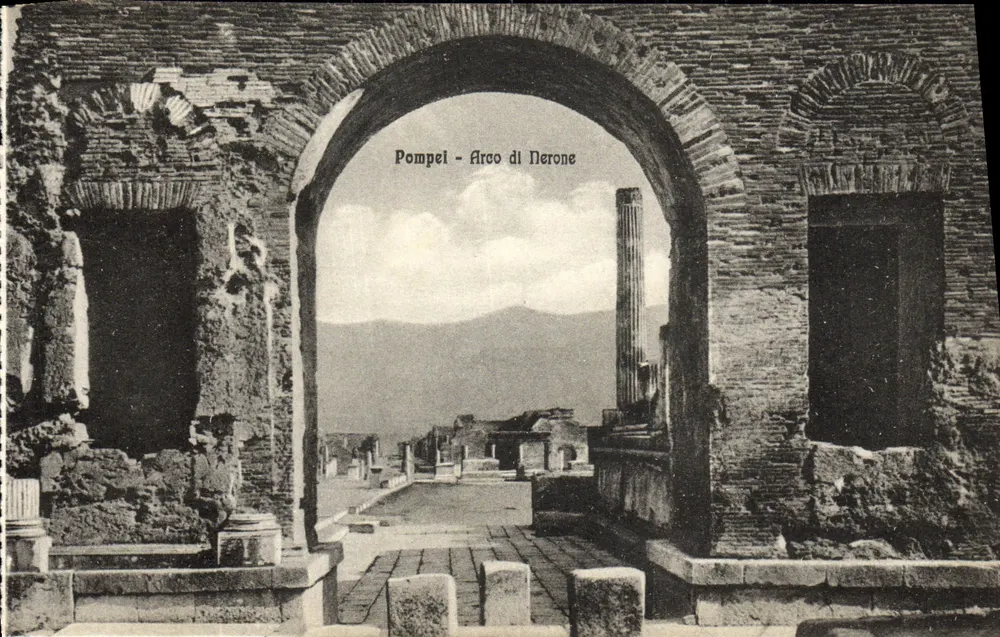 Pompéi - Arco di Nerone — vista das ruínas com coluna e montanhas no fundo — Edit. Domenico Trampetti, n° 15107 - Frente