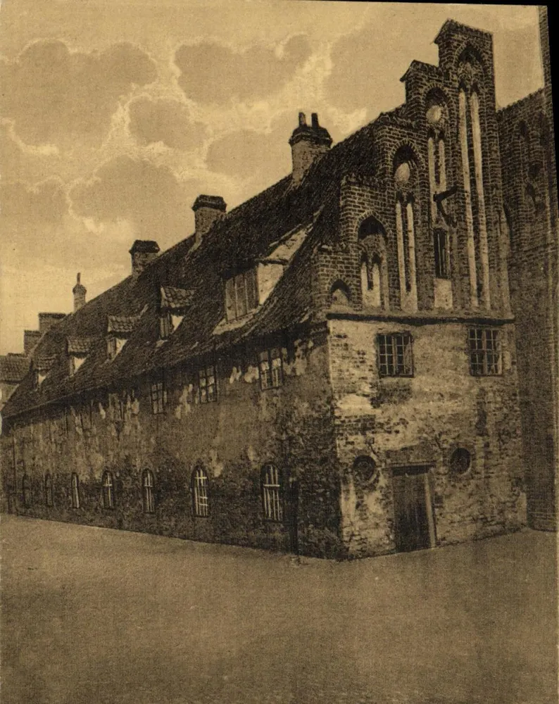 Vista de um edifício gótico de tijolos — Eneret — J. M. Helsinger - Frente