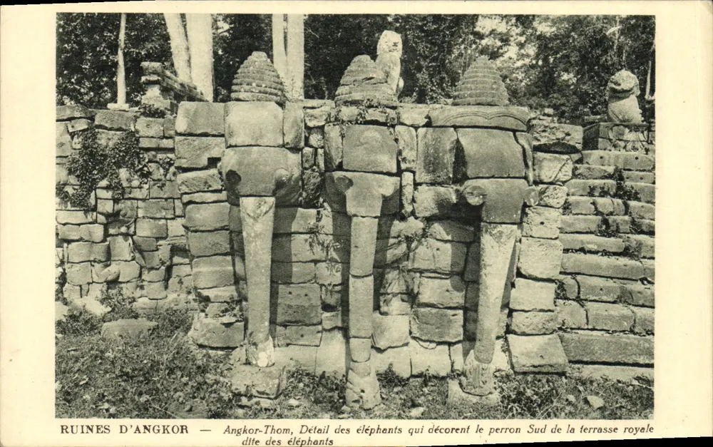 Ruínas de Angkor — Angkor-Thom, Detalhe dos elefantes que decoram o perron Sul da terrasse real chamada dos elefantes - Frente