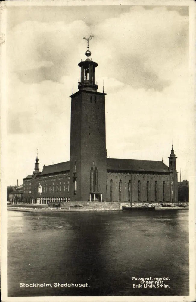 Estocolmo, Stadshuset — vista do edifício com seu campanário — fotografia reproduzida por Erik Lindh, Sthlm. - Frente