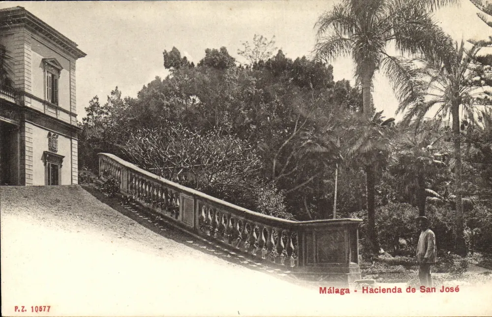 Málaga - Hacienda de San José — vista della villa e del giardino con un uomo — P.Z. 10677 - Recto