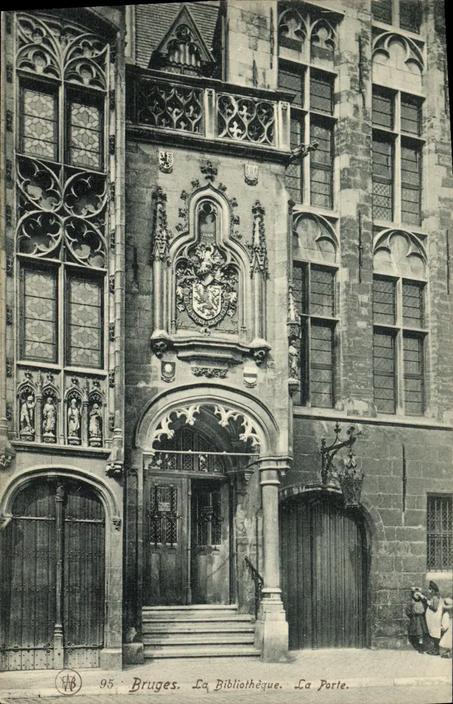 Bruges. A Biblioteca. A Porta. — Editor Cliché F. Walckiers, Bruxelas. N° 95. - Frente