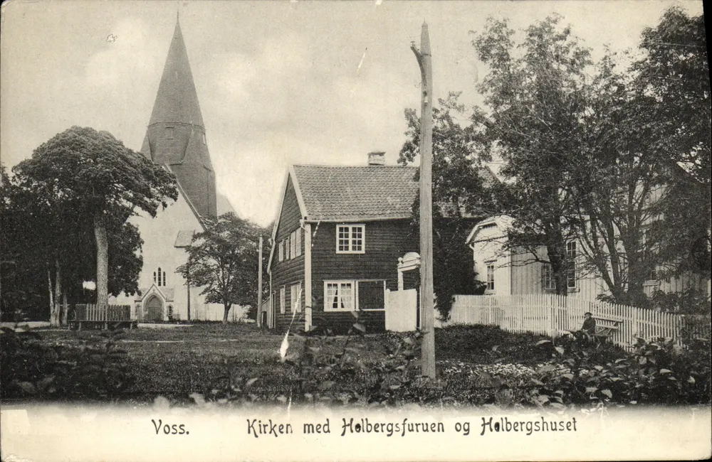 Voss. — Ansicht der Kirche mit Hølbergsfuren und Hølbergshuset — Hilda Bentzen, Érøbøstigen 1896 - Vorderseite