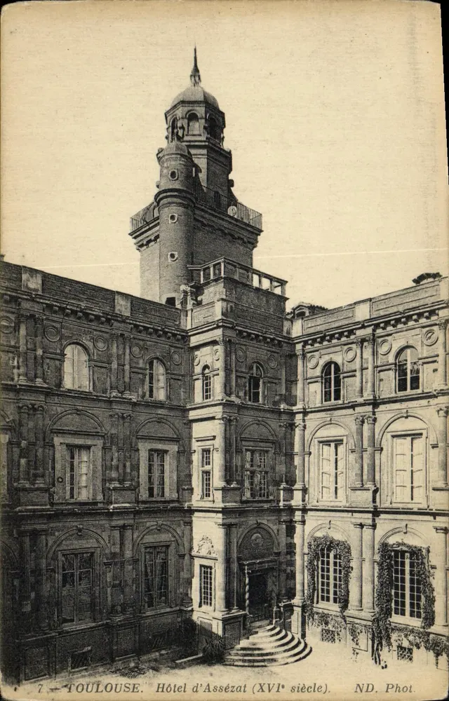 Toulouse — Hotel d'Assézat (século XVI) — ND. Fot. - Frente