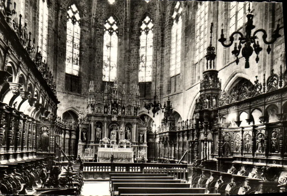 Saint-Bertrand-de-Comminges — Innenansicht der Kathedrale, Der Hauptaltar und die Bänke — Réal-Photo - Vorderseite