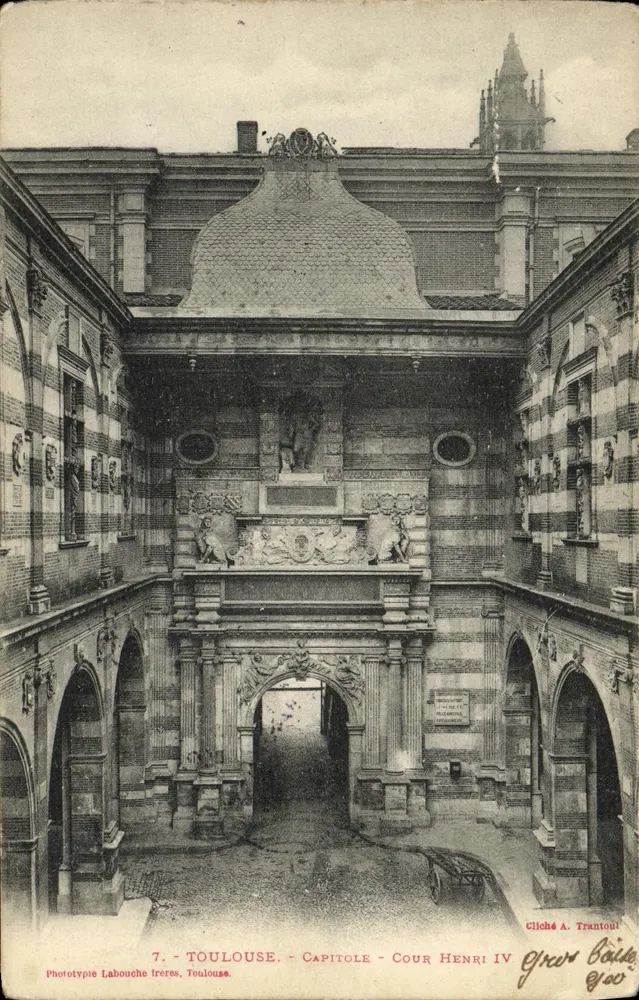 Toulouse - Capitole - Cour Henri IV — Fototipia Labouche frères, Toulouse, n°7 - Frente