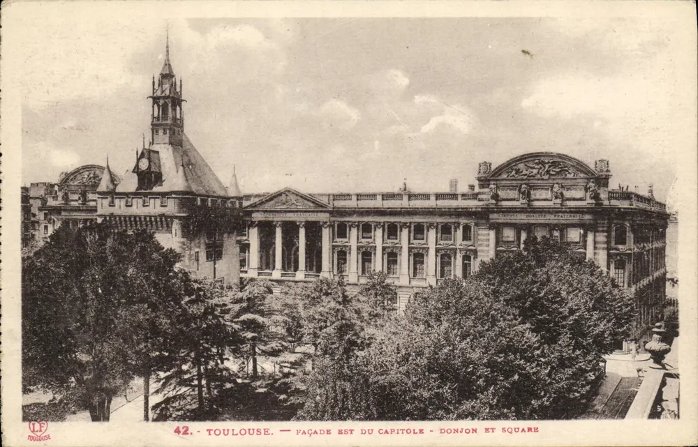 Toulouse — Fachada leste do Capitólio - Torre e Praça — Fototipia Labauche Frères - Frente