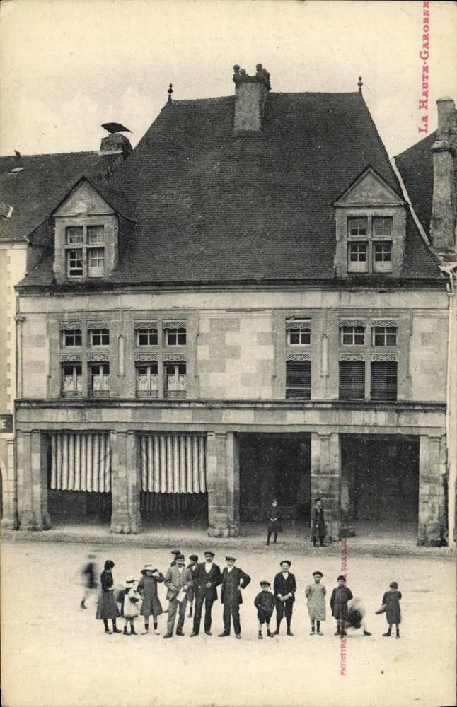 A Alta Garonne — Vista da praça com grupo de pessoas — Phototype Toulouse - Frente