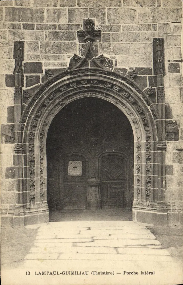 Lampaul-Guimiliau (Finistère) — Pórtico lateral - Frente