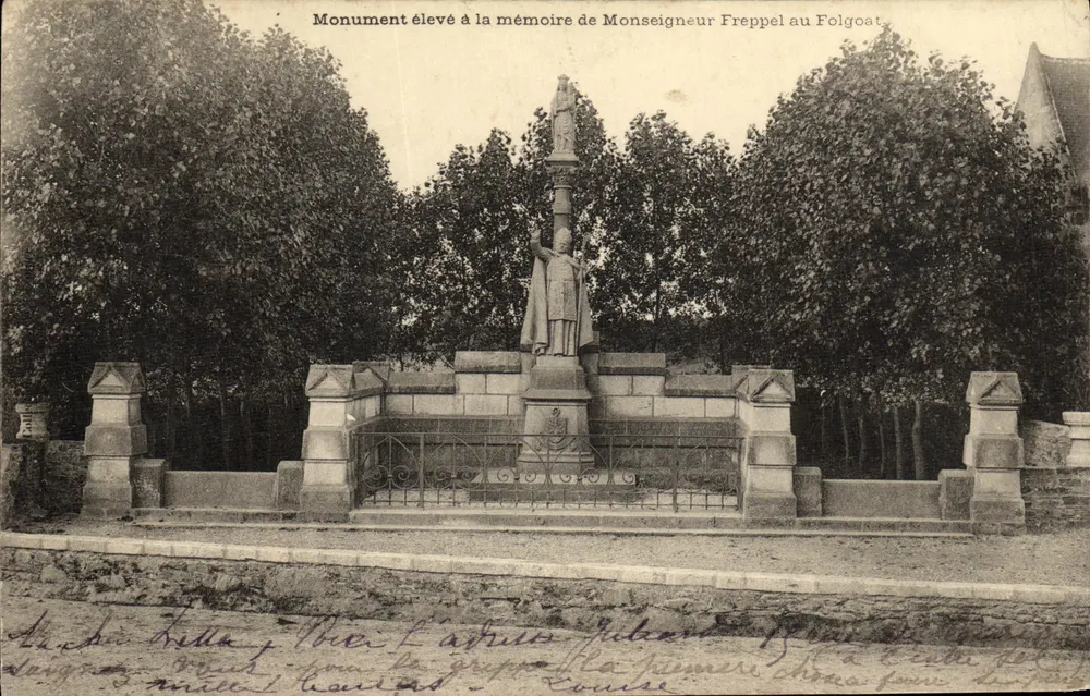 Denkmal errichtet zur Erinnerung an Monsieur Freppel in Folgoat — unbekannter Verlag, Seriennummer nicht sichtbar - Vorderseite