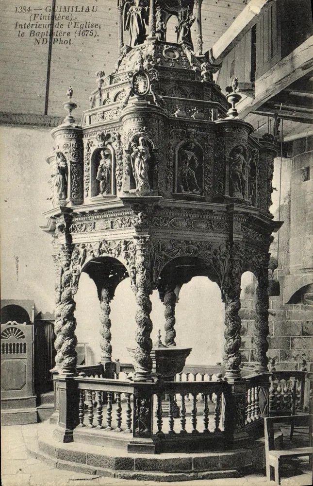 Guimiliau (Finistère) — Innenansicht der Kirche, der Taufstein (1675) — ND Phot - Vorderseite