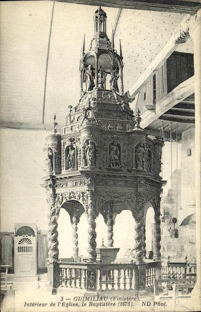 Guimiliau (Finistère) — Innenansicht der Kirche, Taufbecken (1675) — ND Phot. - Vorderseite