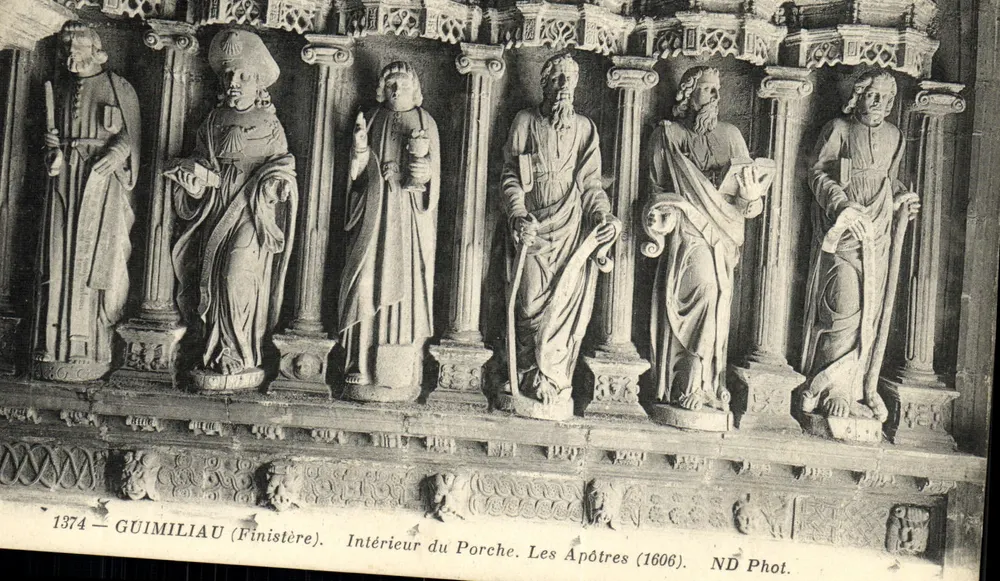 Guimiliau (Finistère) — Innenraum des Portals. Die Apostel (1606) — ND Fotografie - Vorderseite