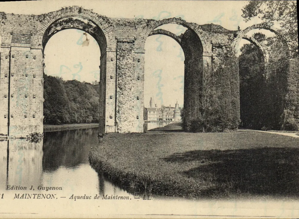 Aqueduc de Maintenon — Ruines d'un aqueduc en pierre avec vue sur le château — Édition J. Guyenon - Frente