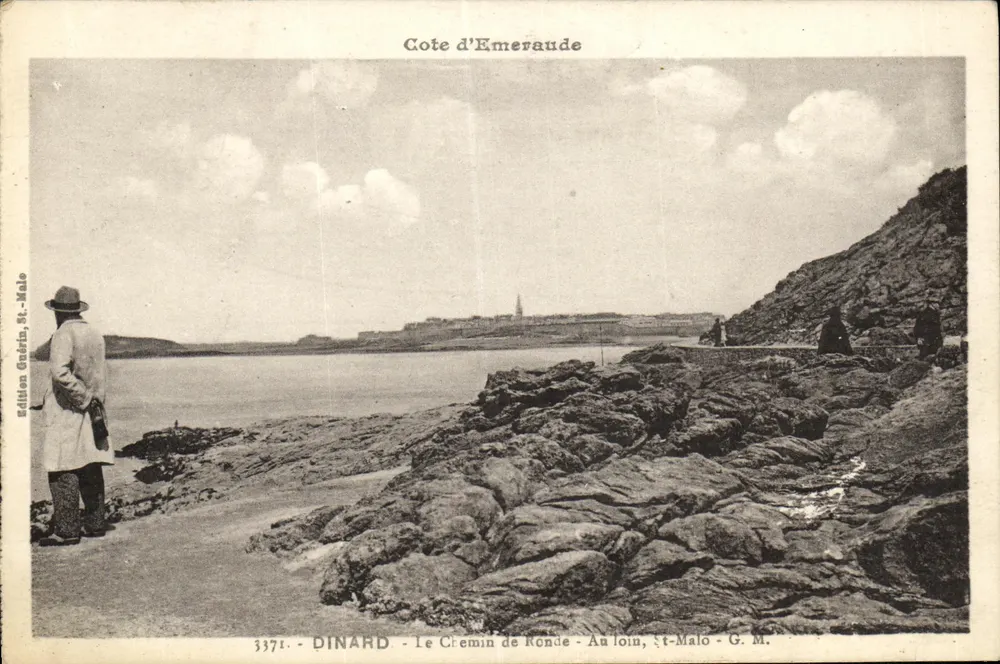 Côte d'Émeraude — Ansicht des Wallfahrtswegs in Dinard, mit Saint-Malo im Hintergrund — Edition Guérin, St-Malo, n° 3371 - Vorderseite