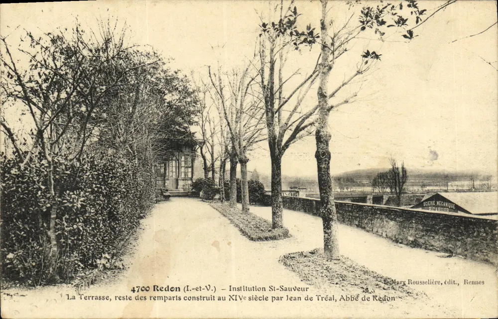 La Terrasse, restos dos muros construídos no século XIV por Jean de Tréal, Abade de Redon — Instituição St-Sauveur — Mary Rousselière, editora, Rennes - Frente