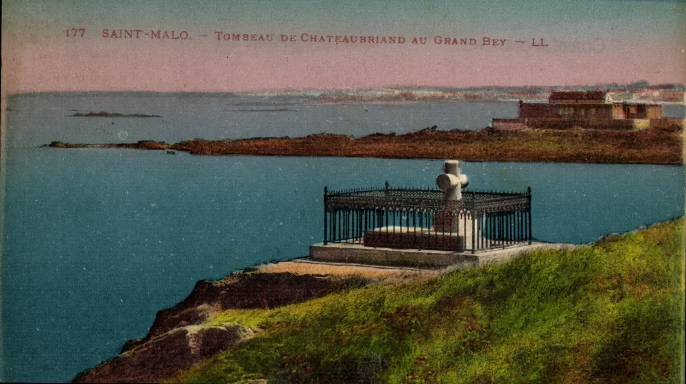 Saint-Malo — Das Grab von Chateaubriand am Grand-Bey — LL - Vorderseite