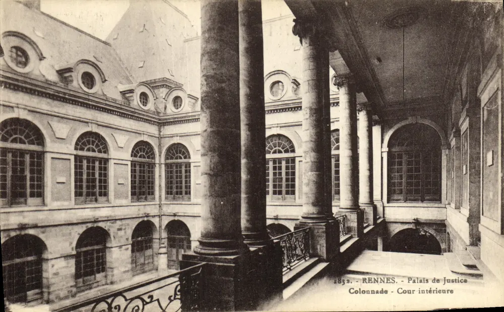 Rennes - Palast der Gerechtigkeit - Säulenreihe - Innenhof - Vorderseite
