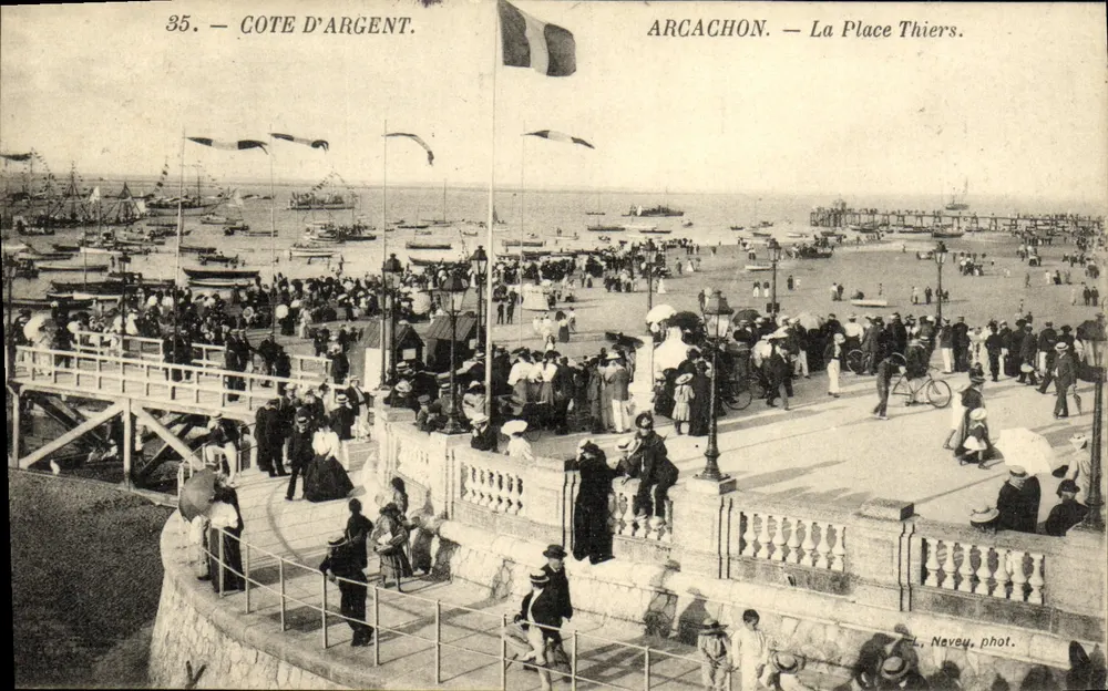 Arcachon — A Praça Thiers — L. Nayey, fot. - Frente