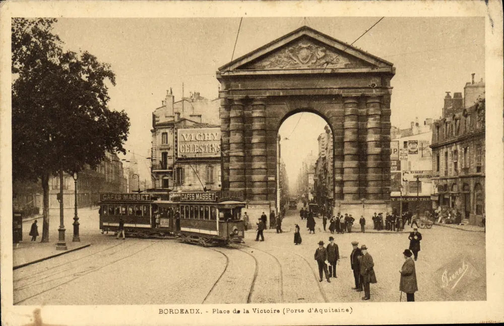 Bordeaux - Place de la Victoire (Porte d'Aquitaine) — Ansicht mit Straßenbahn und Ladenzeichen — Éditions Artistiques Pierre Barreau - Vorderseite