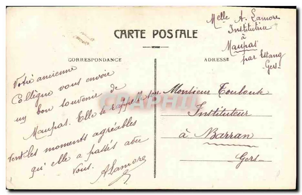 Mauléon-d'Armagnac — Rue de la Poste — vista de aldeia com mulher sentada - Verso