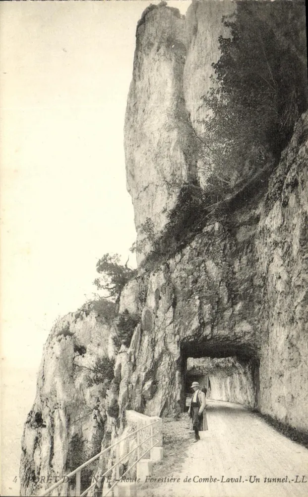 Wälderroute von Combe-Laval — Ein Tunnel — Verlag: A. FORET D'INTÉ - Vorderseite