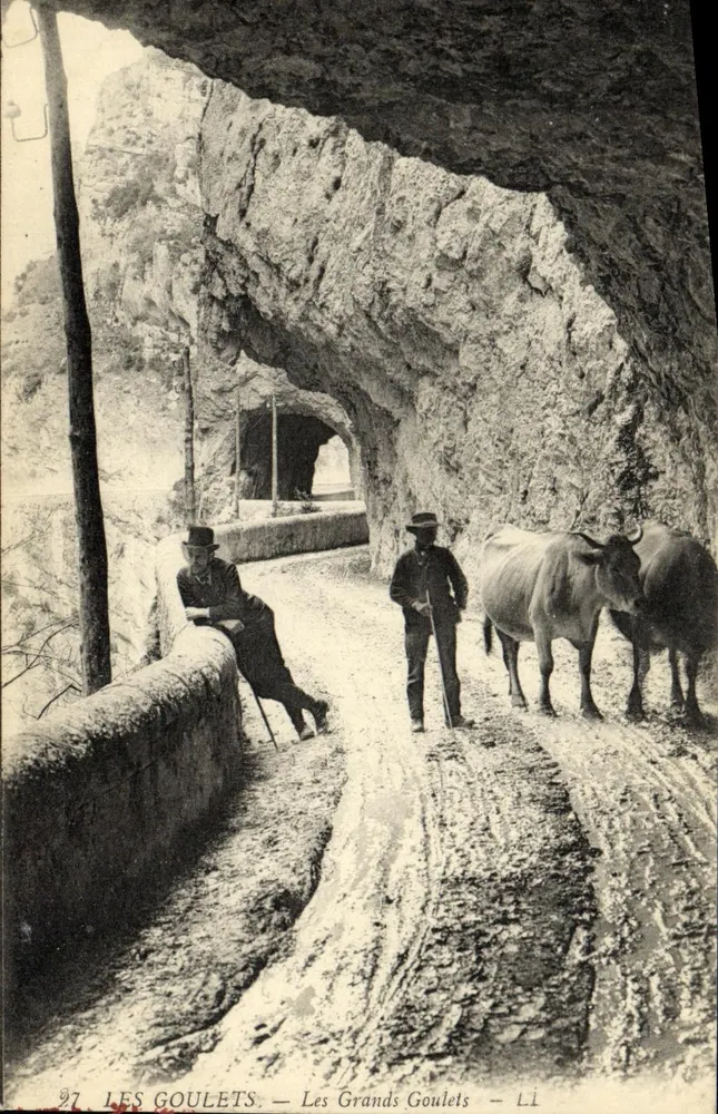 Os Grandes Goulets — Passagem rochosa com dois homens e duas vacas — n°27 - Frente