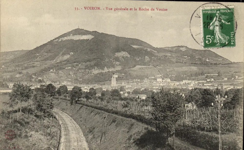 Voiron - Allgemeine Ansicht und die Roche de Vouise — Verlag J. L. & V., Nr. 33 - Vorderseite