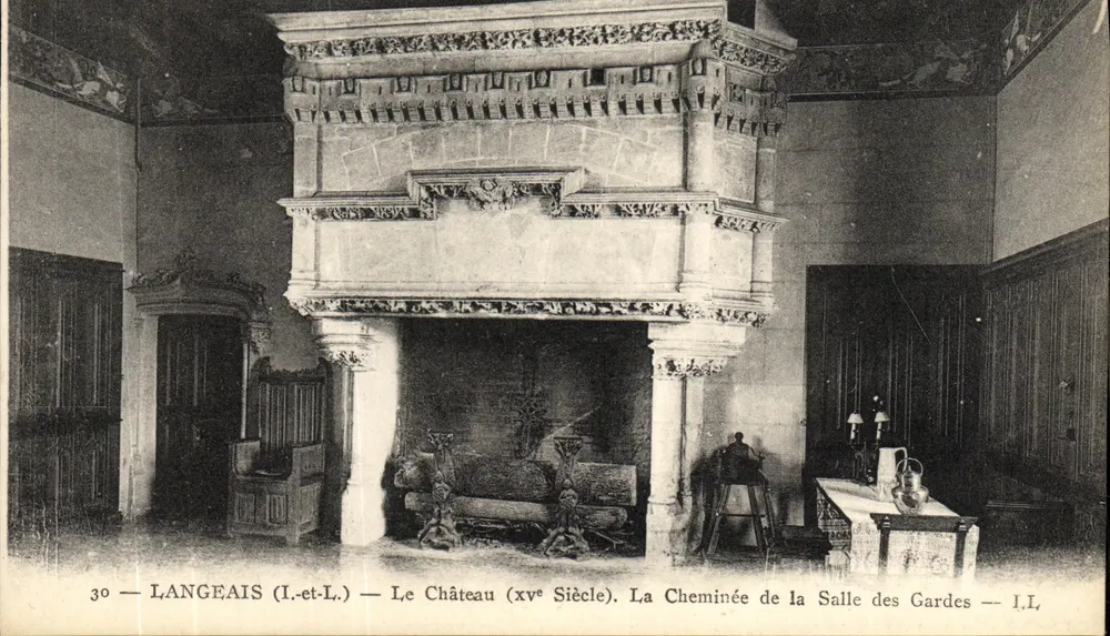 LANGEAIS (I.-et-L.) — Das Schloss (15. Jahrhundert). Der Kamin der Wachstube — I.L. - Vorderseite