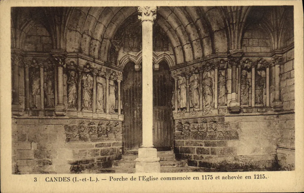 Candés (Indre-et-Loire) — Eingang der Kirche, begonnen 1175 und fertiggestellt 1215 - Vorderseite