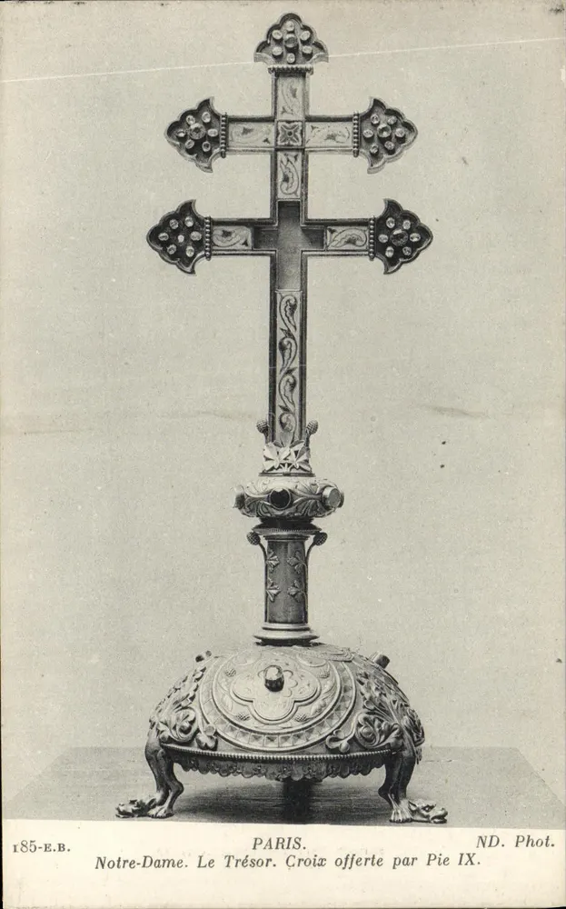 Notre-Dame. Le Trésor. Croix offerte par Pie IX — Paris — ND. Phot. - Recto