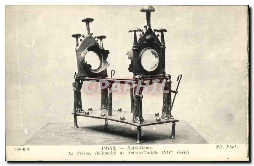 Paris — Notre-Dame. Das Schatzkammer. Reliquiar von Sainte-Clothilde (14. Jahrhundert) — ND. Fot. - Vorderseite